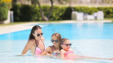 妈妈。孩子们享受夏天假期奢侈品游泳池